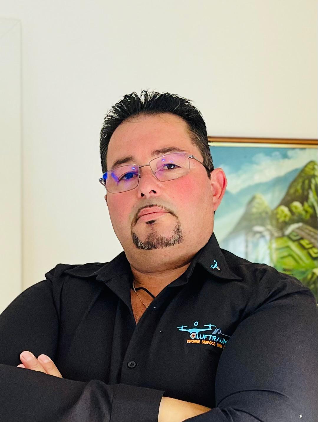 Jorge Marques, Gründer von Luftraum247, mit professioneller Drohne