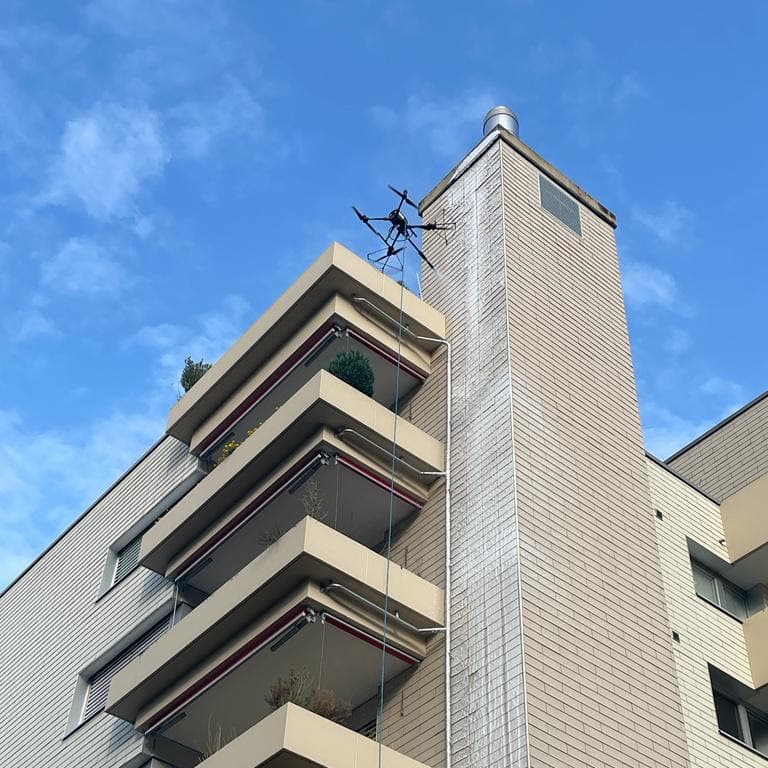 Coming Soon: Revolutionäre Reinigungsdrohne für Fassaden und Hochbauten